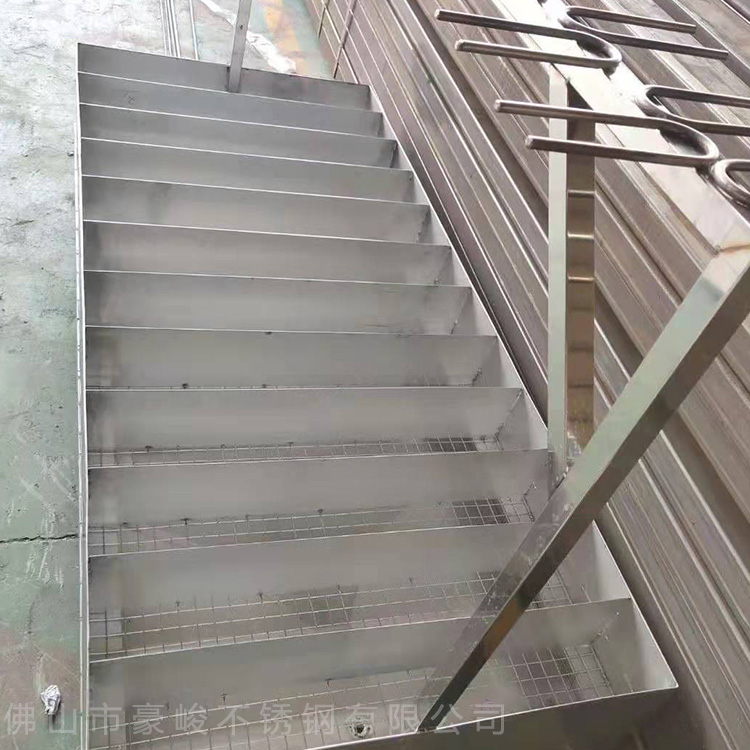 不銹鋼裝飾井蓋 熱鍍鋅隱形井蓋-豪峻專業(yè)定制加工廠家