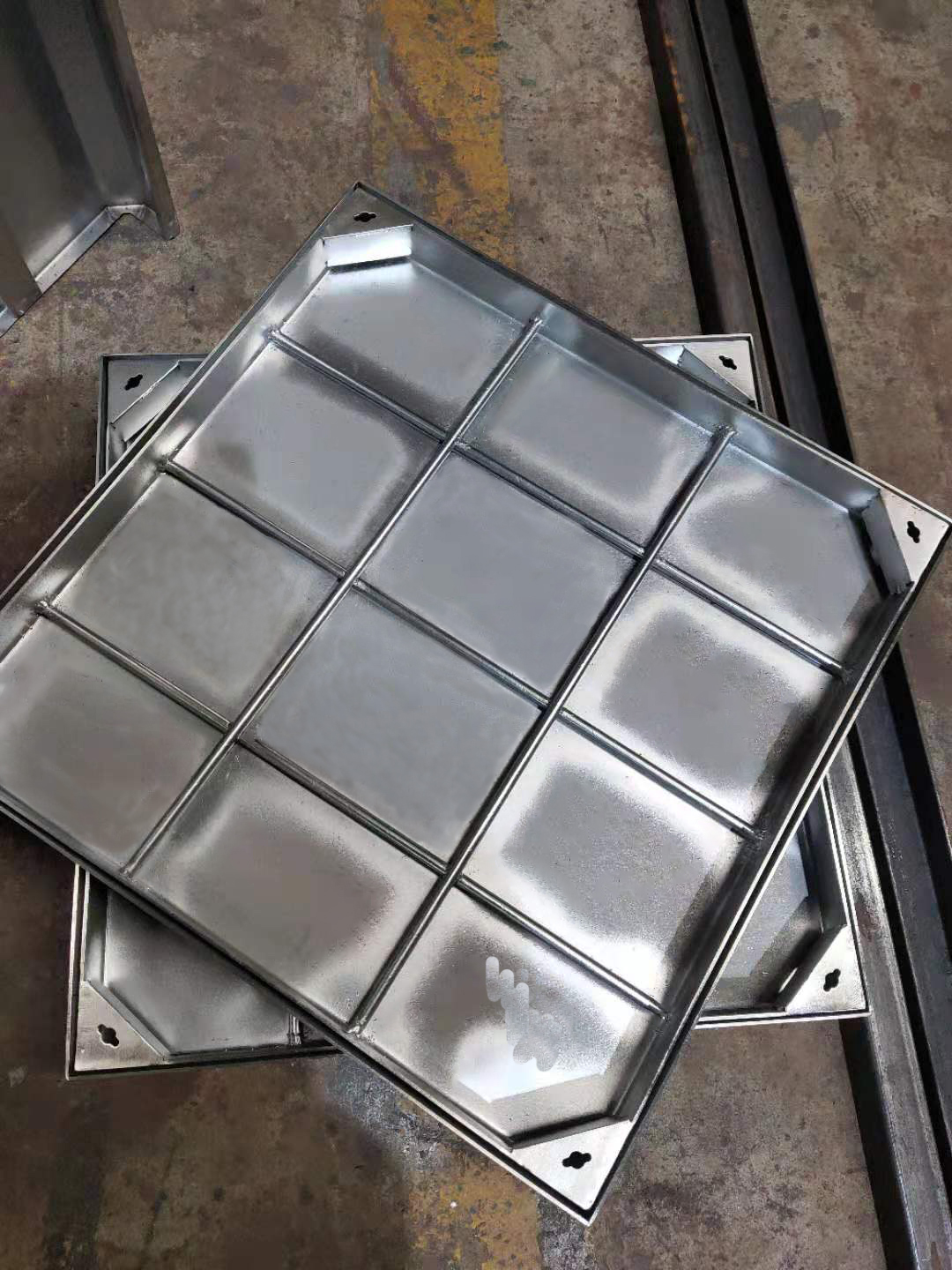 不銹鋼線性井蓋廠家直銷 定制化生產(chǎn) 品質(zhì)保障