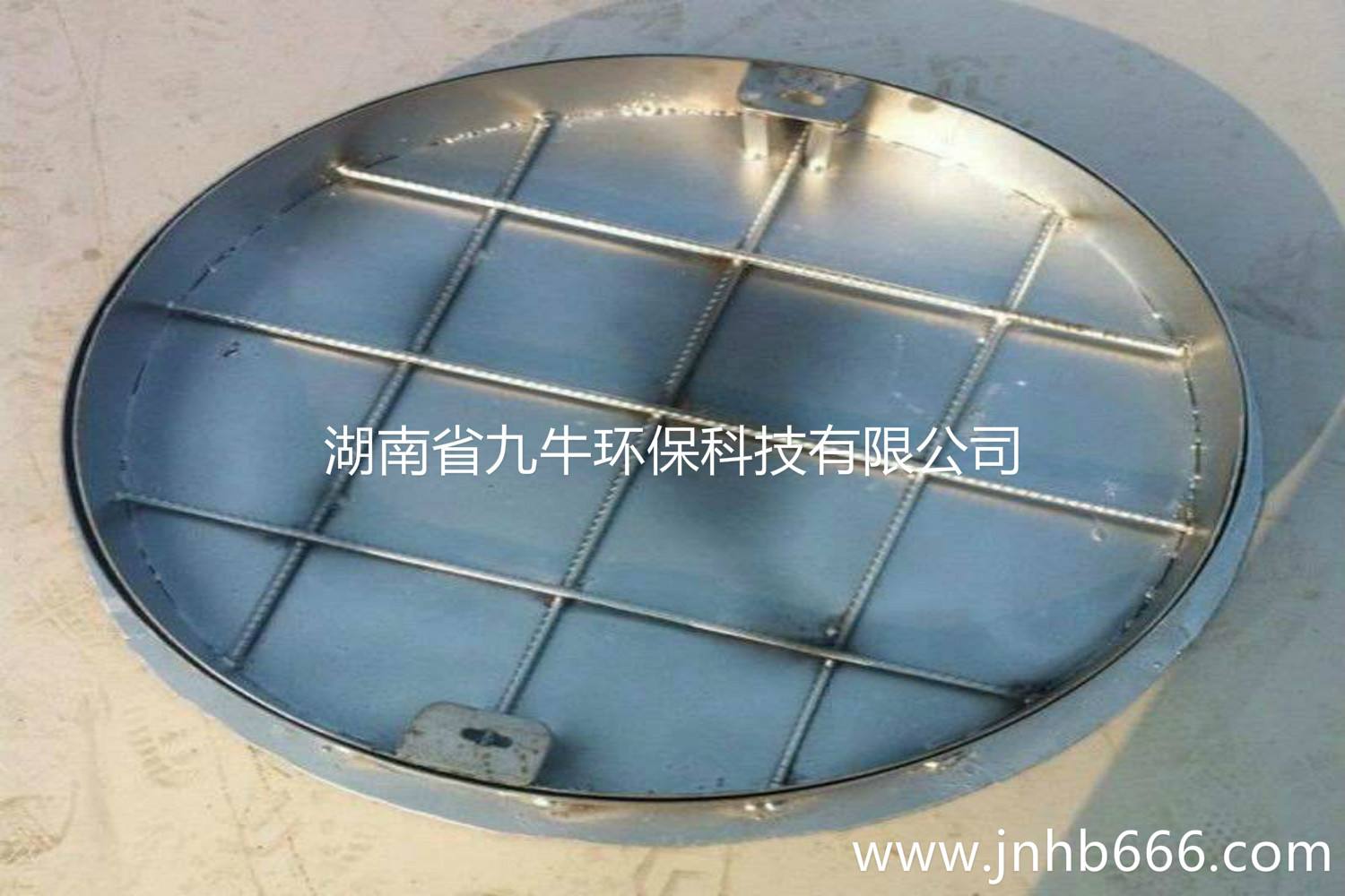 井蓋為何那么結(jié)實？滿大街的汽車都不會壓碎，原來是用的不銹鋼材質(zhì)